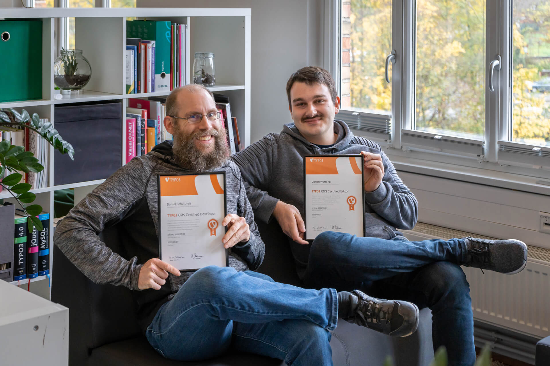 Daniel Schultheis und Dorian Warning zeigen Stolz ihre Typo3 Zertifikate