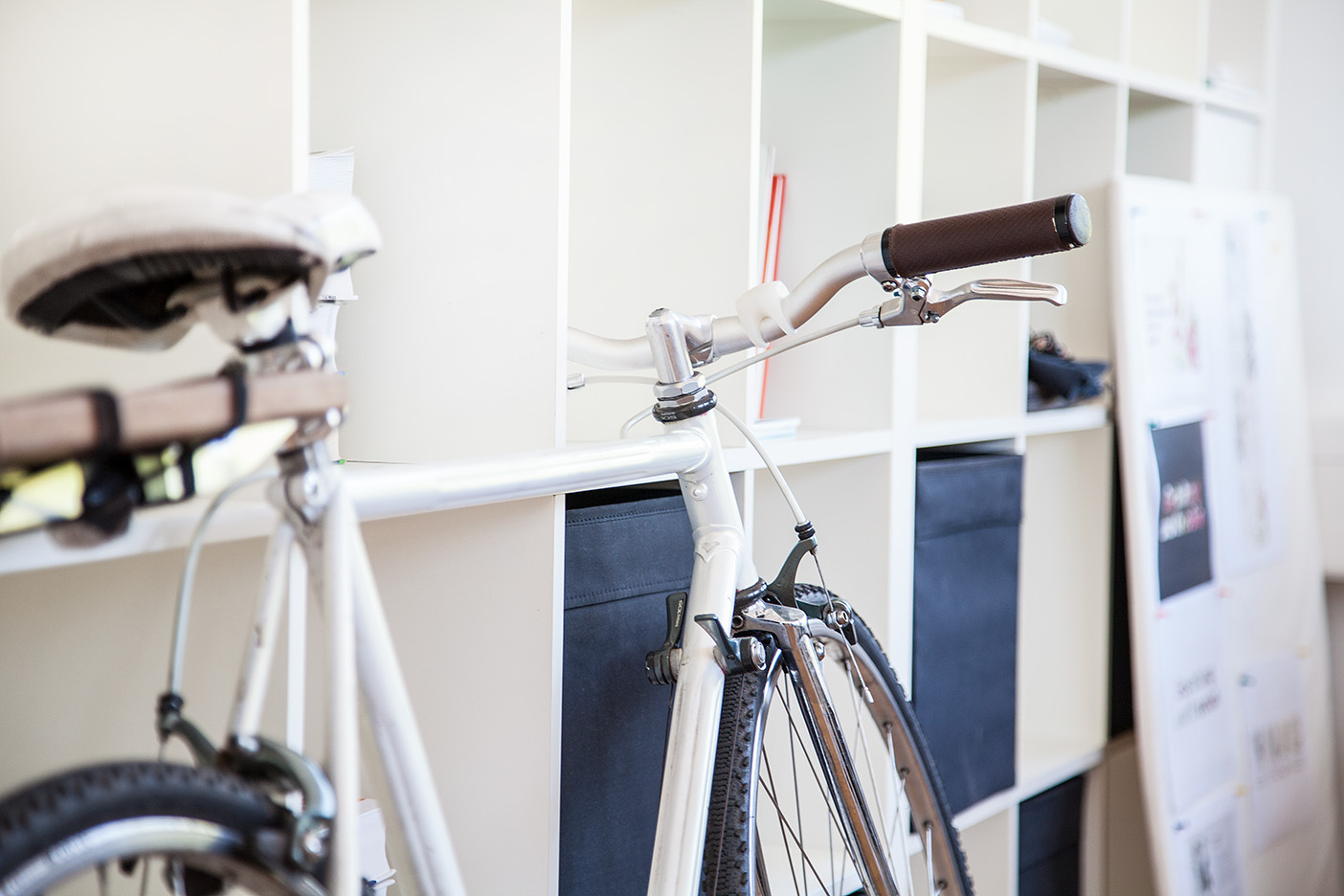 Ein Fahrrad im Büro