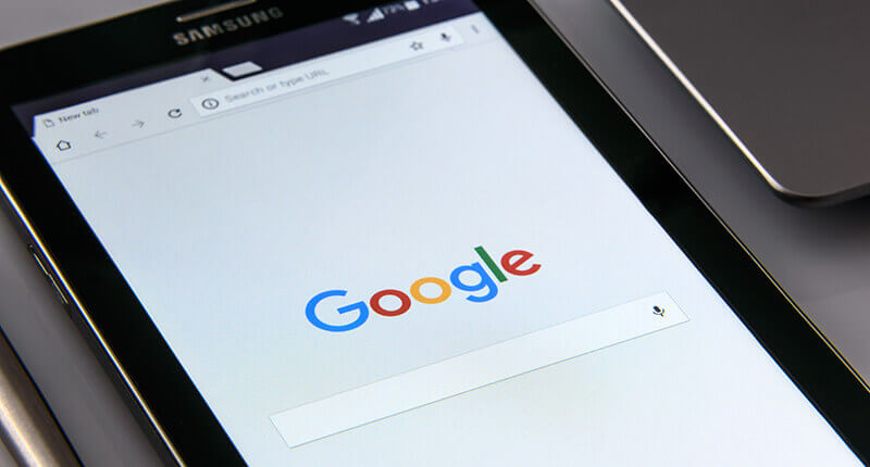 Ein Smartphone in Nahaufnahme auf dem Google Suche geöffnet ist