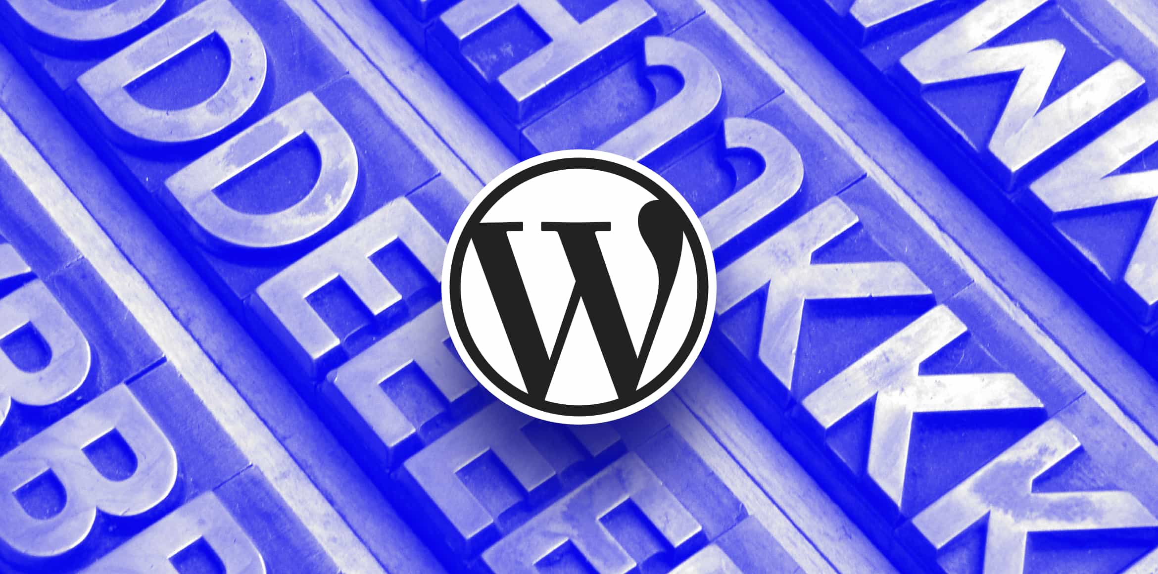Das WordPress Logo vor einem blauen Hintergrund auf dem verschiedene Buchstaben abgebildet sind