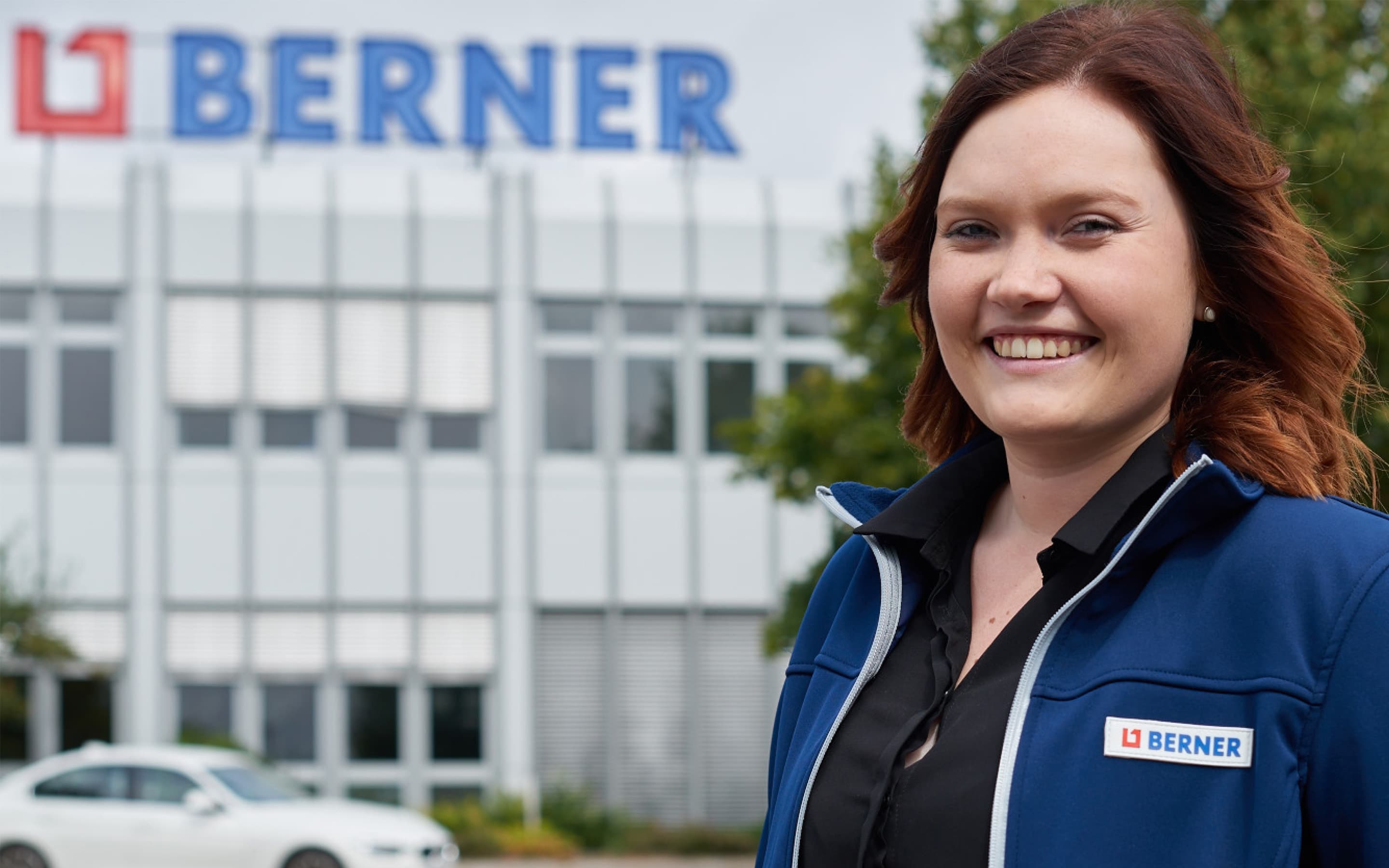 Bild mit Frau vor Berner Gebäude