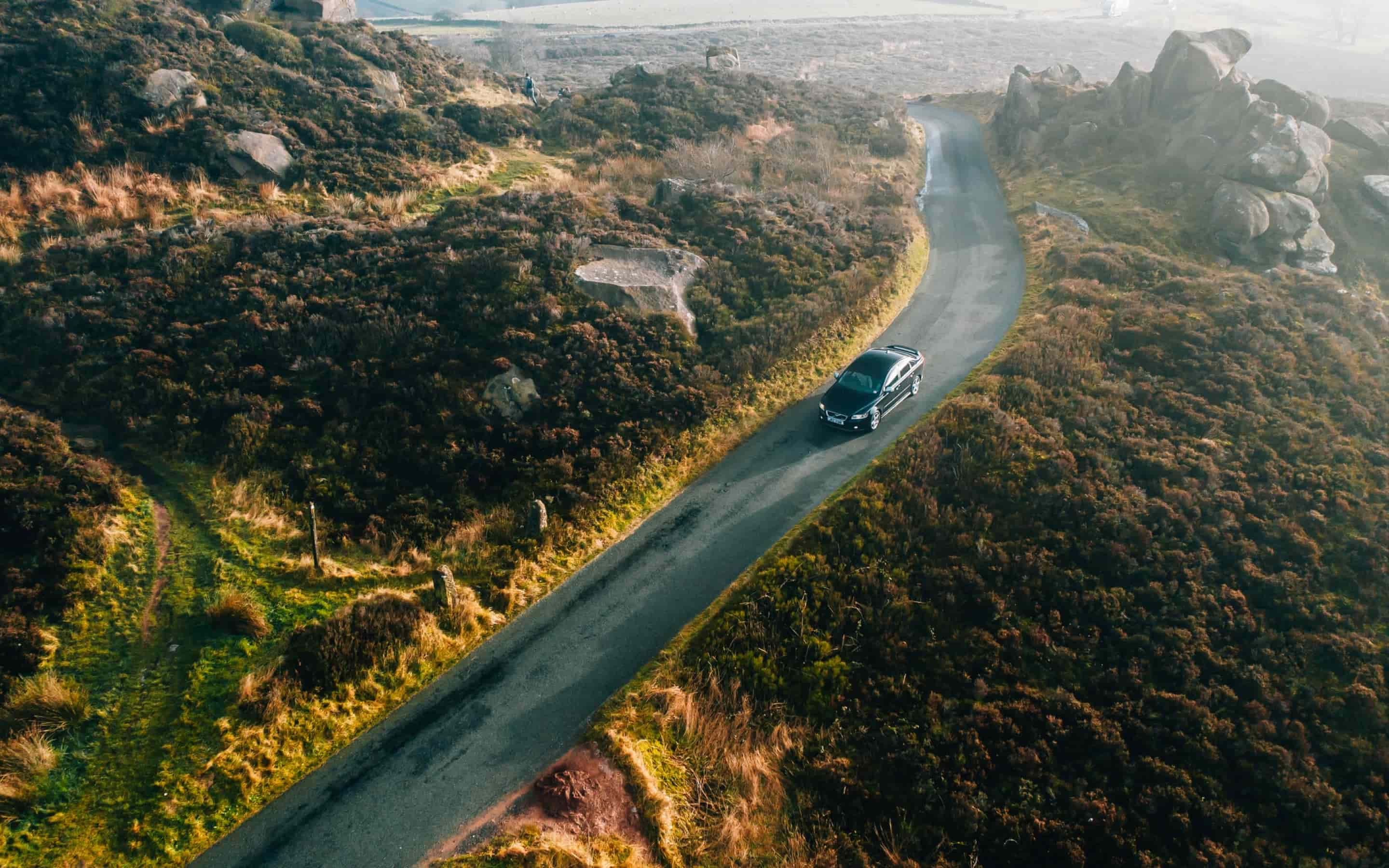 BIld einer Landschaft mit Straße und Auto von CropEnergies 