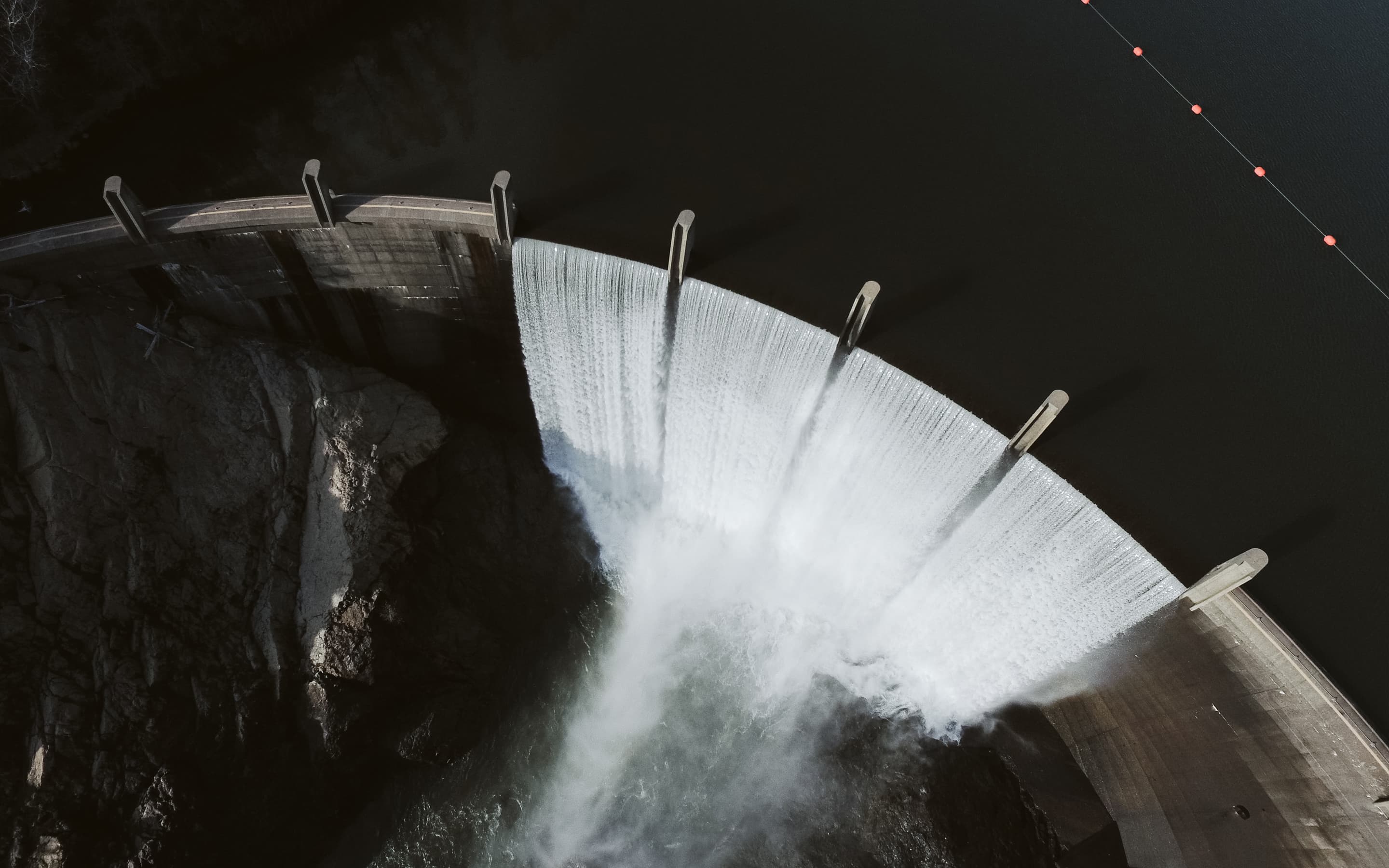 Ein Bild eines Staudamms von oben