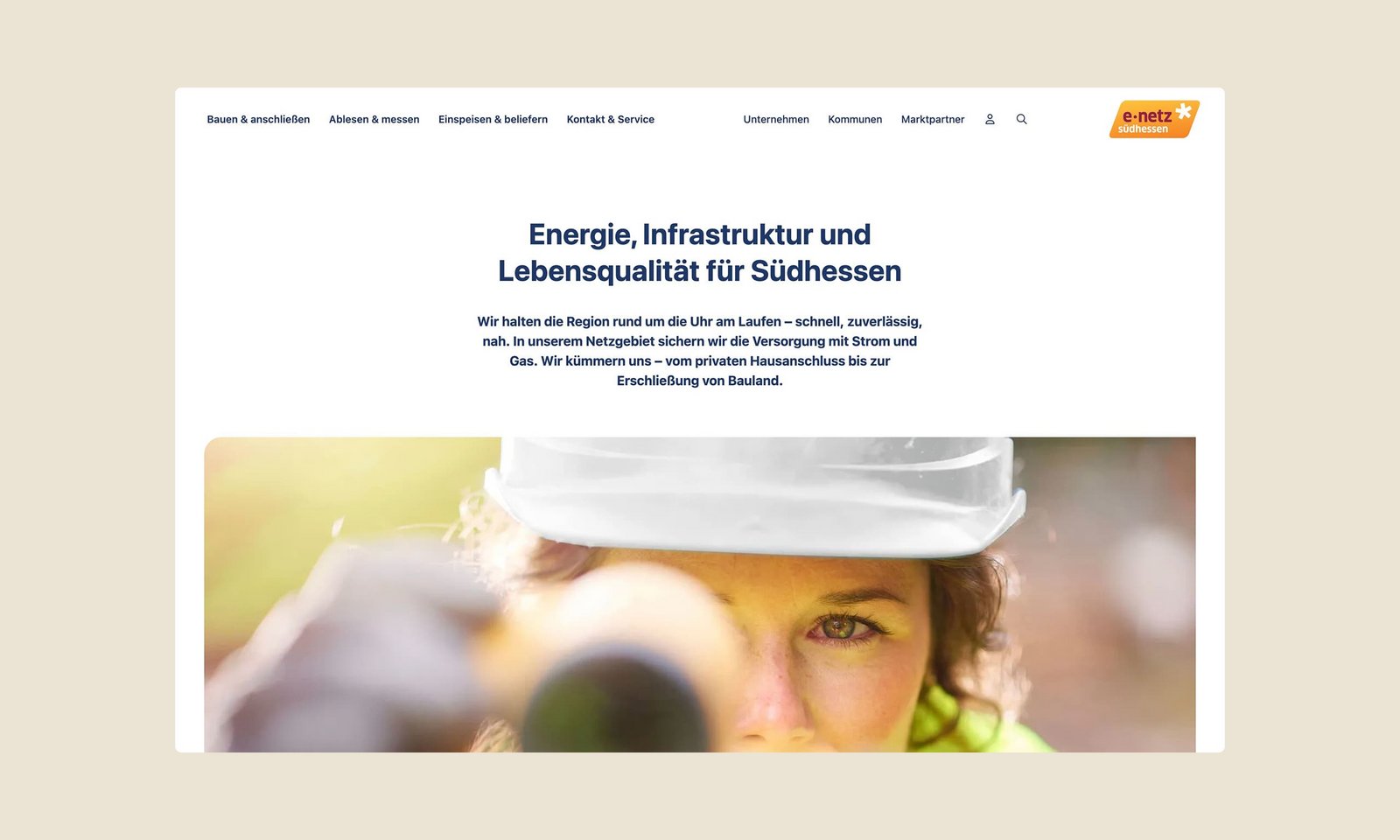 Ein Bild der neu gestalteten Startseite auf dem der Kopf einer Frau mit Helm zu sehen ist
