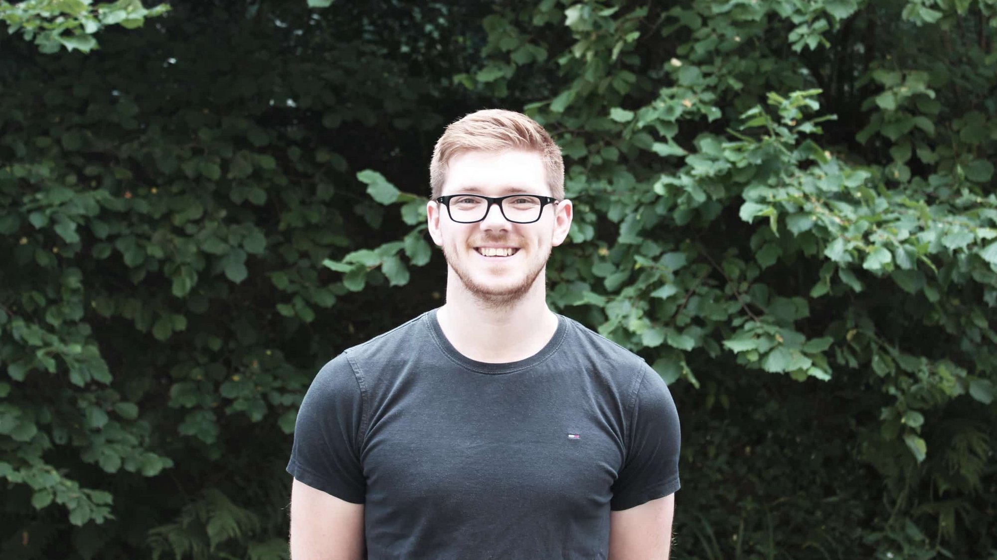 Unser Kollege Eric Gross im Interview Unser Reizwerk Kollege Eric Gross vor einem grünen Blätterhintergrund