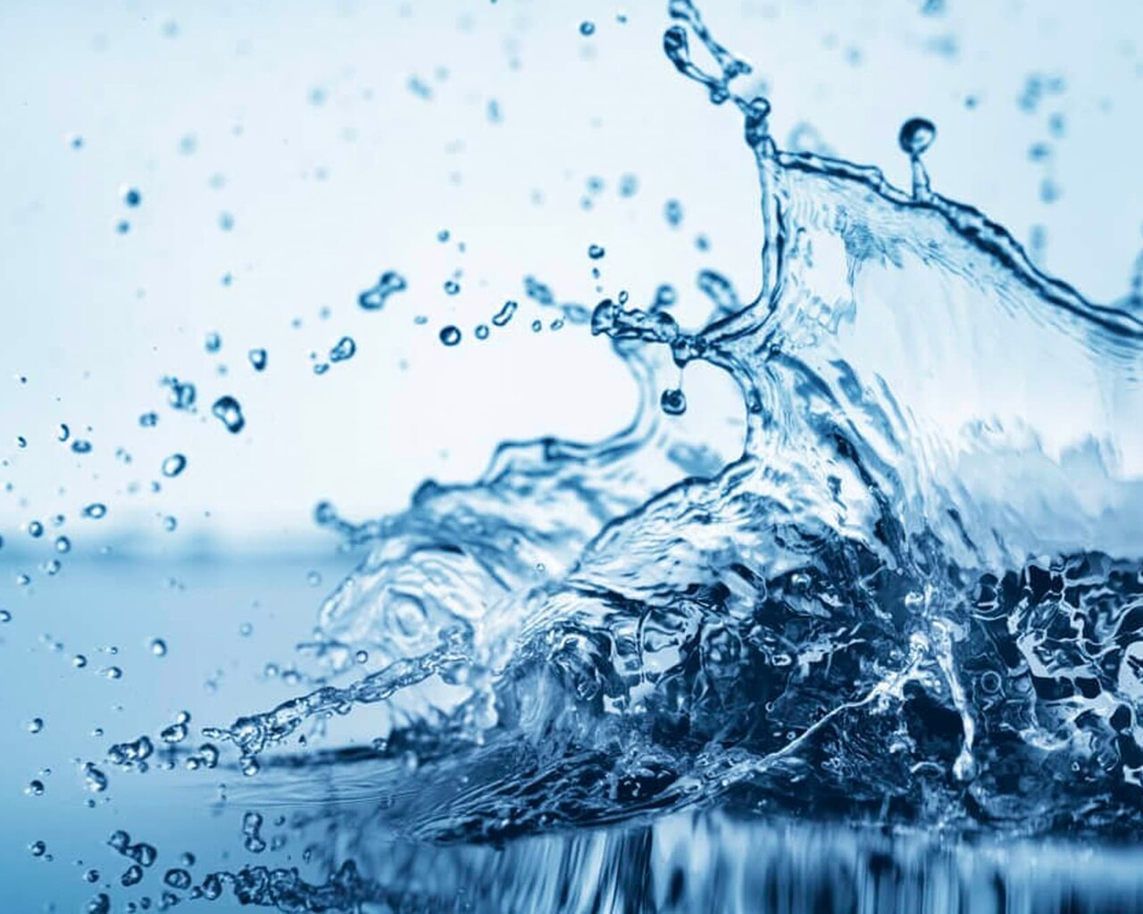 Wasser welches umher spritzt ist zu sehen